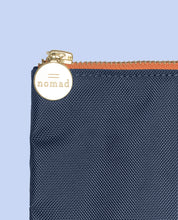 Indlæs billede til gallerivisning HOXTON TRAVEL CLUTCH - NAVY