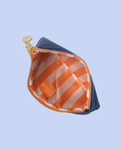 Indlæs billede til gallerivisning HOXTON TRAVEL CLUTCH - NAVY