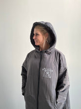 Indlæs billede til gallerivisning SITTINGSUITS - POWER FRAKKE GRÅ - ONE SIZE