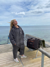 Indlæs billede til gallerivisning SITTINGSUITS - POWER FRAKKE GRÅ - ONE SIZE