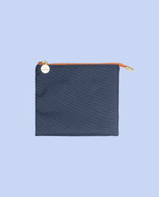 Indlæs billede til gallerivisning HOXTON TRAVEL CLUTCH - NAVY